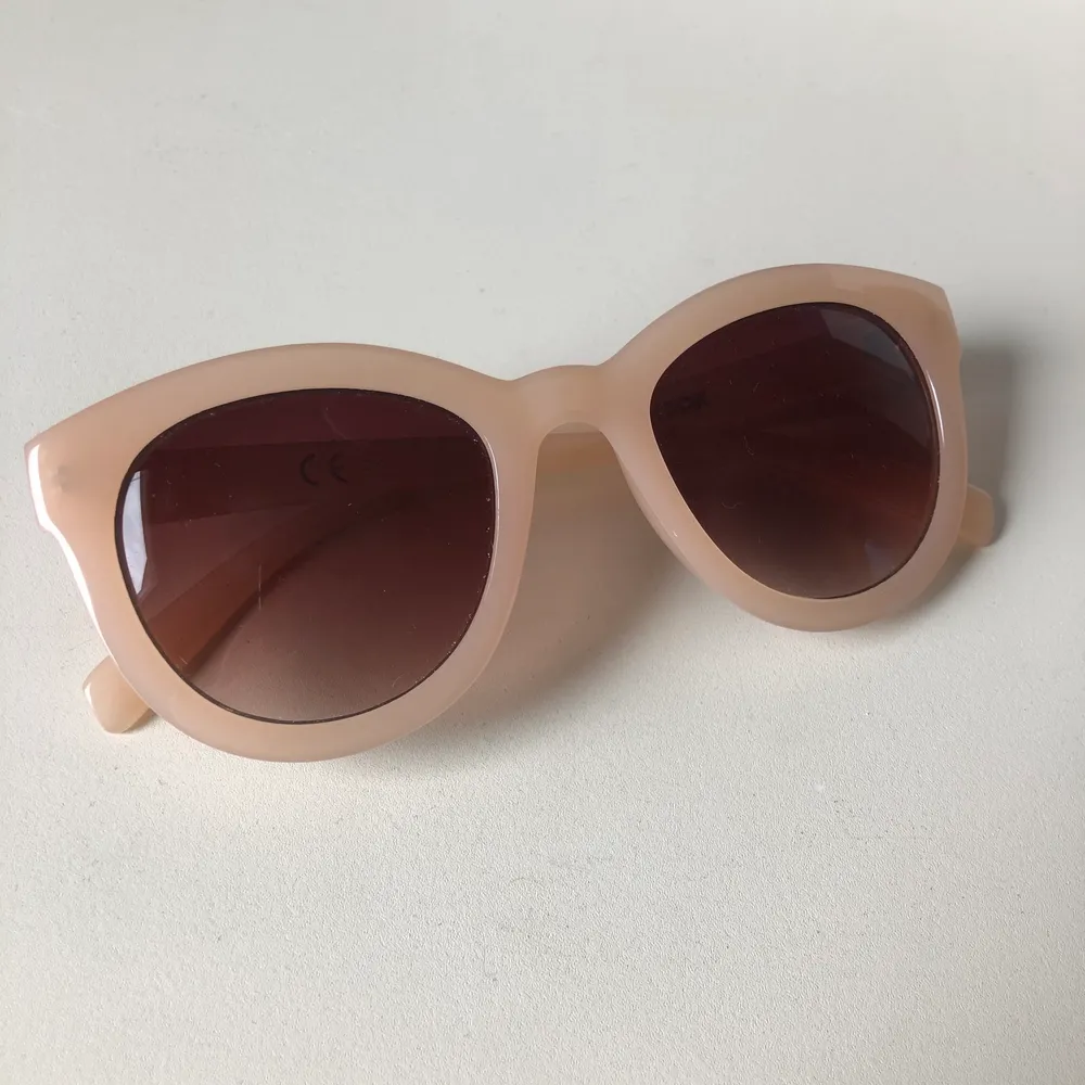 Jättefina rosa/beige solglasögon från Bikbok . Accessoarer.