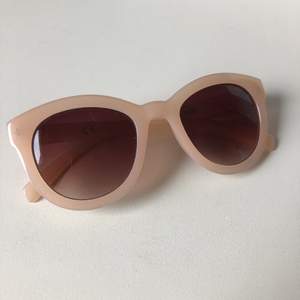 Jättefina rosa/beige solglasögon från Bikbok 