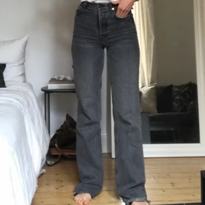 Zarajeans stl 36 - Gråtvättade zarajeans. Högmidjade, långa och raka. Tror det är modellen 90s fulllength. Dem sitter perfekt på mig som är ca 173cm. Kan mötas, om inte står köparen för frakt.