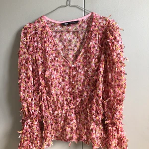 ZARA BLUS - Somrig och super söt blus från ZARA. Storlek 36. Aldrig använd