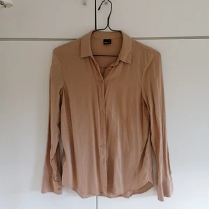 Skjorta - Beige/brun fin skjorta från gina tricot. Sparsamt använd. Strl 34. Köparen står för frakt! 