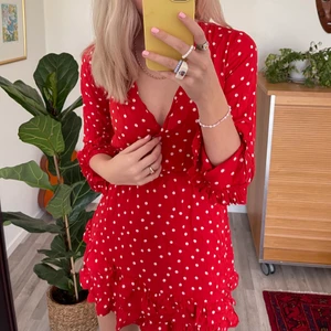 Linn Ahlborg X NAKD röd klänning - Säljer denna klänning från NAKD x Linn Ahlborg då den inte passar mig längre. Klänningen är perfekt nu till sommaren och är i super skick! Klänningen är i strl 34 och motsvarar en S