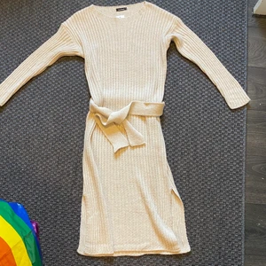 Stickad klänning - Aldrig använd. Lapparna kvar