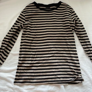 Randig tröja - Använd typ en gång. Är storlek M men passar mig som är xs/s.