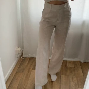Linnebyxor  - Fina beiga linnebyxor från MQ, strl 36, passar mig perfekt i längd och jag är 165 cm. Säljes pga för stora för mig. Frakt tillkommer! 