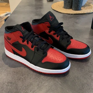 Nike air Jordan 1 röda  - Säljer pga fel passform :( men inget fel på dom, jättesnygga🥰 de är även helt oanvända