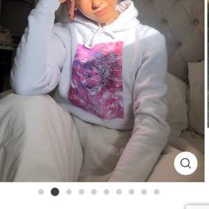 Flowergirl hoodie från thecoolelephant. Säljer då den inte kommer till användning. Bra skick inte nopprig eller så.