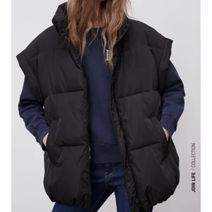 Vadderad väst från zara - Hej! Jag säljer nu den här supersnygga vadderade västen då storleken inte passade mig. Den är helt ny och är ifrån zara. Prislappen finns kvar och den är i storlek M. Kan skickas, köparen står för frakt.