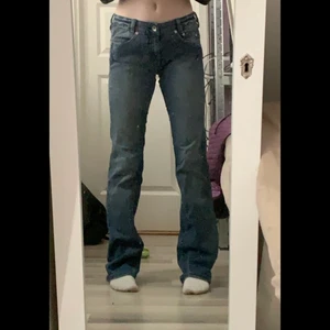 Mörkblåa lågmidjade jeans från Bik Bok - Gamla jeans som inte är andvända, jättefina men kommer tyvärr inte till andvändning! Det står strl L men skulle säga 34/36 eftersom de passar mig som är i den storleken!