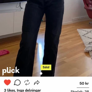 Snygga svarta jeans -  Behövde tyvärr sälja dessa fina byxor då dem inte satt bra på mig och inte var nödvändiga:( Lånad bild från Plick eftersom att jag köpte den från henne men har inte använt dem en ända gång. Priset kan absolut diskuteras❤️