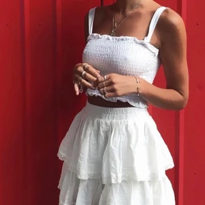 Vit Sommarkjol ✨ - Intressekoll på fin sommarkjol 🌸🥰 Första bilden är lånad!! Men kjolen är densamma❤️  (Köparen står för frakten) 