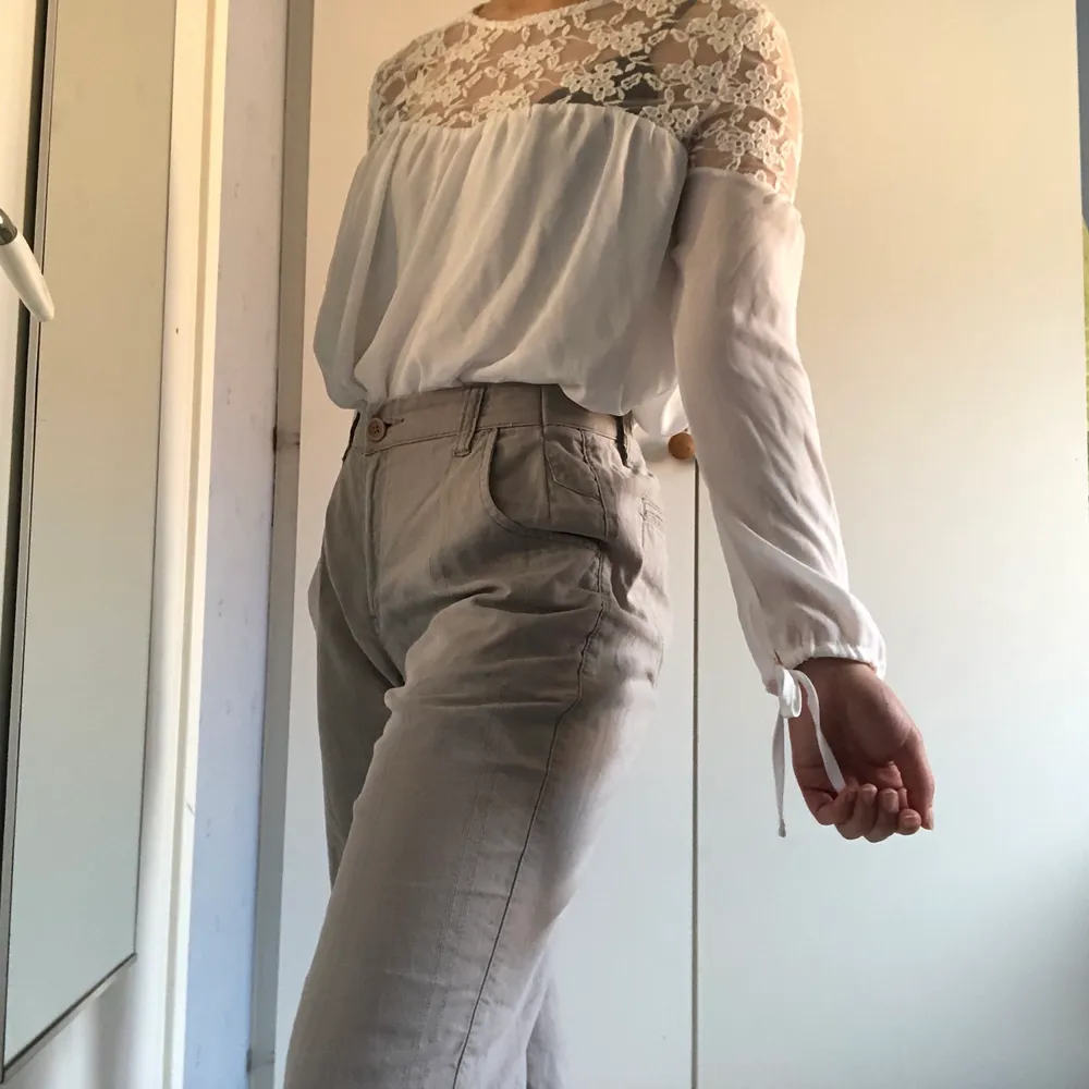 En väldigt somrig blus i mjukt material och broderidetaljer. Hade passat riktigt bra till någon snygg kjol!! Sitter mer som en S pga att den är lite mindre i armarna. Puserot.