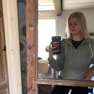 Grå zip hoodie  - Grå ziphoodie från Intersport🤍 färgen är som på bild 2, storlek S å sitter bra! Har den uppvikt på bild 1🤍 FRI FRAKT