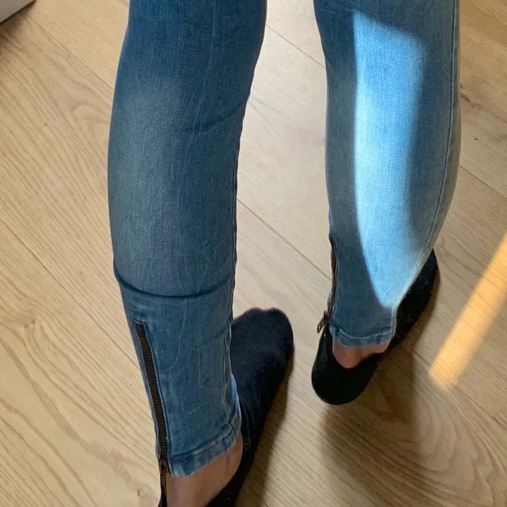 Blåa jeans från märket Object. Nästan aldrig använda. Dom har dragkedjor nere som är en väldigt fin detalj på dom. . Jeans & Byxor.