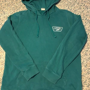 Vans hoodie  - En fin vans turkos hoodie för salu med en framficka och ett stort tryck för bak. Säljs pågrund av för att den var för stor. Storlek L i barnstorlek 