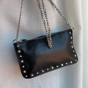 Väska med nitar 🦋🦋 - Svart cool väska från zara med nitar och blåa detaljer 🥰🥰  superfint skick! Köparen står för frakten 🤍🤍 ert bud är bindande så buda bara om ni är säkra på att köpa!