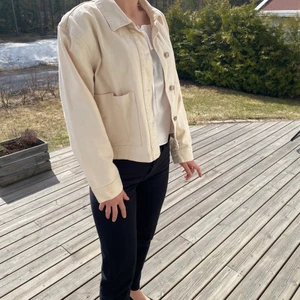 Beige jeansjacka - Säljer pgd av att den inte kommer till användning. Fin beige färg och perfekt nu till vår/sommaren :) stolek S 
