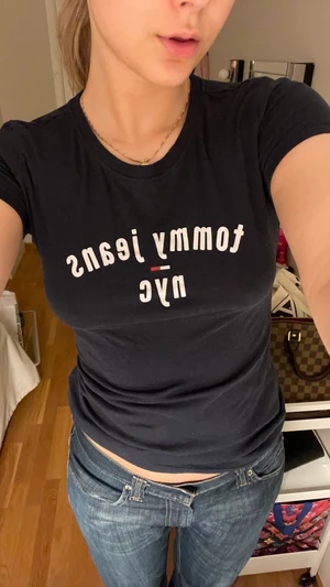 Tommy jeans t-shirt  - En jätte fin T-shirt från Tommy hilfiger som inte kommer till användning längre. Kan mötas upp eller frakta