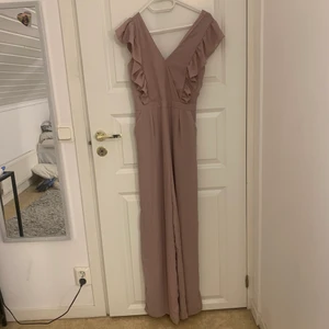 Jumpsuit byxdress gammalrosa  - Säljer denna fina byxdress i gammalrosa!!💗💗💗 superfint skick knappt använd✨