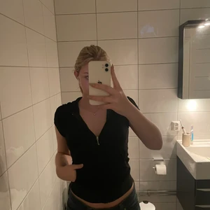 Juicy Couture kortärmad kofta - Min juicy couture kofta i strl S. Använd ett fåtal ggr men är som ny