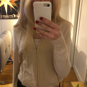 Soft goat zip hoodie - Säljer min rosa soft goat tröja, den är 100% cahsmire och i fint skick! Nypris är runt 2000kr, liten i storleken!
