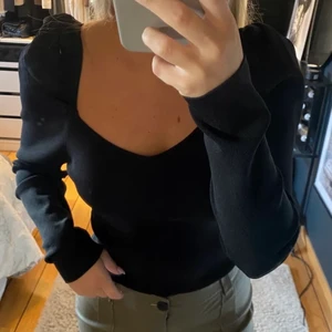 Tröja NAKD - Så så fin svart tröja/topp från nakd! Aldrig använd pga var lite för stor vid axlarna för mig, därav även lånade bilder! Storlek XS men sitter som en vanlig S
