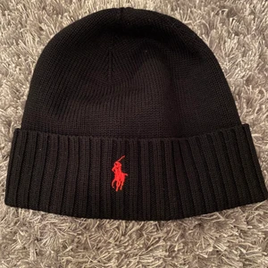 Polo Ralph Lauren Mössa - Ralph Lauren mössa Köpt på kids brand store 2019 men använde den inte alls mycket och den är i nyskick! Köpt för 500kr och säljer för 250kr. Skriv för fler bilder eller frågor. Priset kanske kan diskuteras