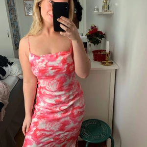 Långklänning från GinaTricot - Så fin klänning i ett underbart mönster från GinaTricot. Perfekt på bal, bröllop, eller en fin sommardag. Storlek: 34. Pris: 100 kr + frakt 💖