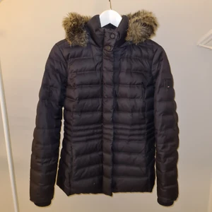 Tommy Hilfiger jacka - Fin svart jacka från Tommy Hilfiger, sparsamt använd. Inköpt i New York. 🙂