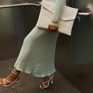 Datafodral  - Vit datafodral i läder, eget hantverk (UF-företag). Finns för både 11/13 tum