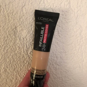 Foundation  - Helt ny foundation i färgen 155 naturel rosé! Frakten ingår i priset! Vill man ha spårbart så det hinner fram till jul får man lägga till 50kr!