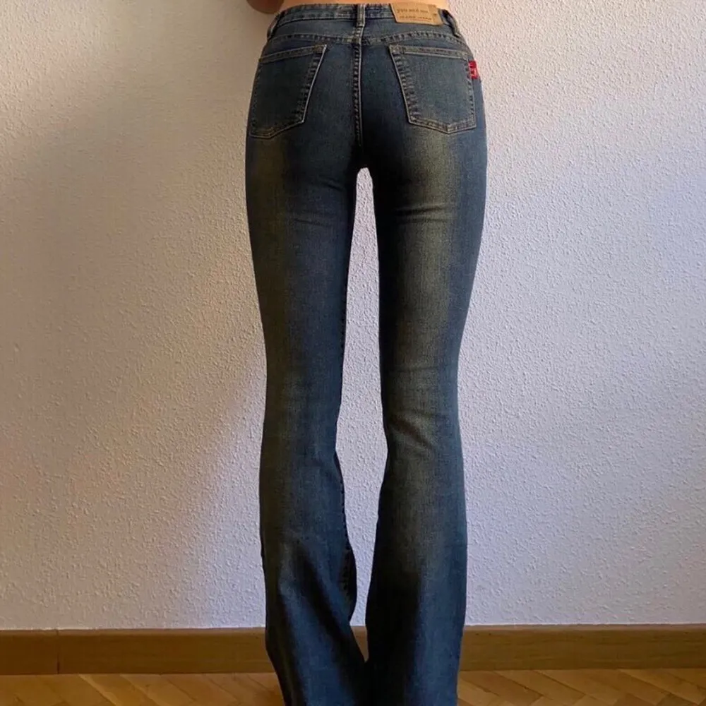Så snygga jeans köpt från depop ett tag sen. Säljer då dem inte är riktigt min stil längre. Tyget är rätt stretchigt :). Jeans & Byxor.