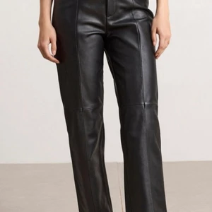 Skinnbyxor  - Svarta skinnbyxor i Fake läder från NAKD