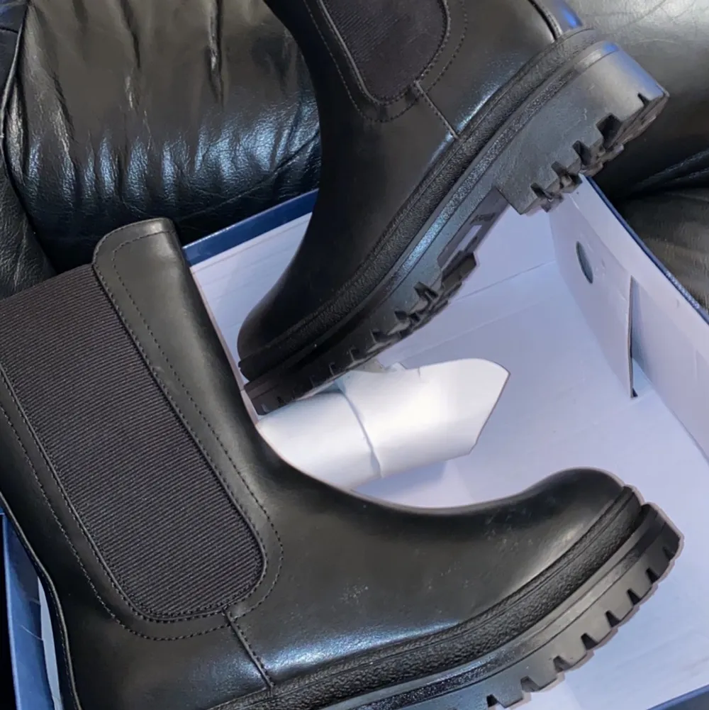 Säljer helt nya chunky boots, aldrig använda och kommer i kartong!  . Skor.