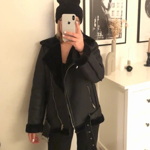 Jacka  - Välbehållen jacka från pieces i storleken xs, oversized i modellen💞 mullig i hela jackan på insidan, alltså väldigt varm!!🤩 frakten kommer vi överens om och betalas av köparen😌
