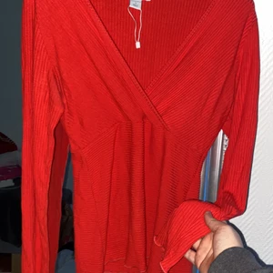 Långarmad tröja  - Jag säljer min tröja den är i storlek S men passar även storlek M den är väldigt skön och festig. 