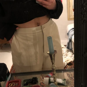 Skinn/Lack byxor - As balla beiga lack byxor från weekday. Väldigt fint skick. Oversized och as coola. Nypris 500kr säljer pågrund av att dom inte längre passar. 