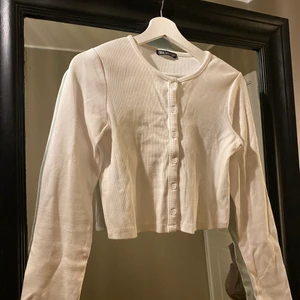 Zara tröja  - Knappt använd, kroppad kofta från zara🥂🥂 Lite hårdare material