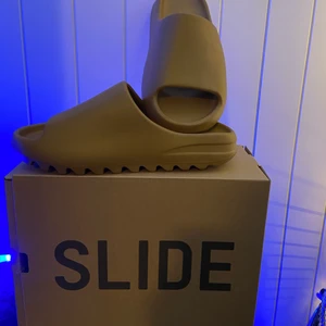 Yeezy slides US9 - Yeezy slides i färgen ”ochre”, storlek 43 (US9) Passar 43, endast testade en gång🤙kom med bud eller trades, allt möjligt kan vara av intresse var inte blyg😁