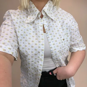 Prickig kortärmad skjorta storlek XL/L - Prickig Kortärmad skjorta i storlek XL men jag skulle säga att den är mer av en storlek M. Snygg och bekväm! 