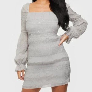 Långärmad grå klänning med glitter - Så vacker klänning perfekt till tex nyår!! Köpt på Nelly men är från Love triangle💓 original pris är 549kr.