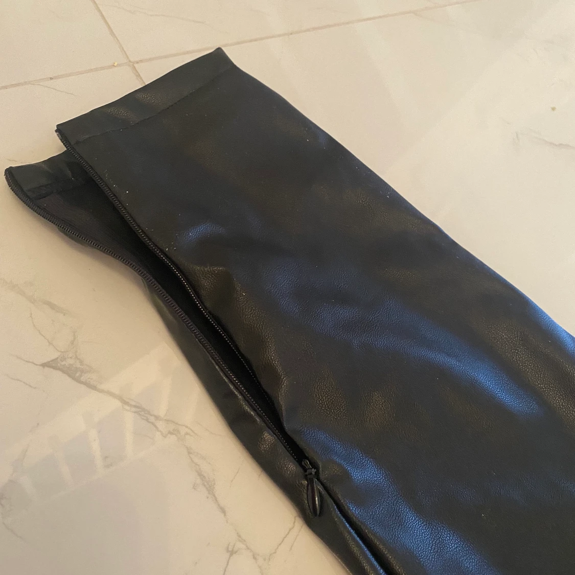 Skinbyxor med slits  - 90