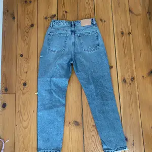 Super fina jeans från Zara som aldrig är använda i storlek 38. Är för små för mig som är 170 lång och normalt har storlek 38. Rökfritt hem. 