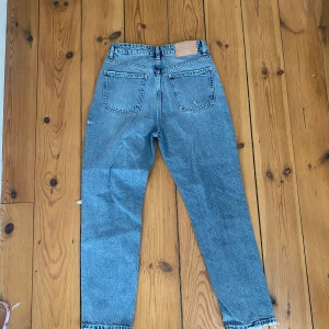 Jeans från ZARA - Super fina jeans från Zara som aldrig är använda i storlek 38. Är för små för mig som är 170 lång och normalt har storlek 38. Rökfritt hem. 