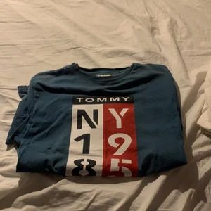 Tommy jeans  - En helt ny Tommy jeans t-shirt ny pris 300kr säljer nu för 50kr skick 8/10 använd 2 gånger och är väldigt fräsch den är för killar och tjejer 