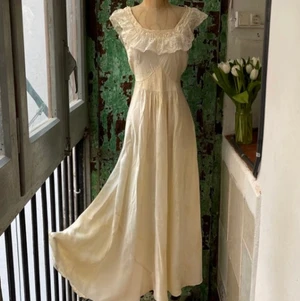 Vintage Franskt nattlinne från 1930 - OBS. Budgivningen är igång på tradera @ mollyimbirai ❤️Fransk bröllops nattlinne✨ från 1930. Har lite fläckar o så men är ett ca 90 år gammalt plagg❤️ nedsatt pris från 800kr till 650🌞 