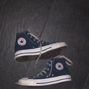 Blåa converse - Blå converse i fint skick! Storlek 36,5 men jag har 37 och de passar gott och väl 🌺