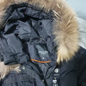 Ny Hollies livingo str 34 Äkta päls - Hollies Livingo stl 34, äkta päls, använt knappt 2 gånger, säljer den för att jag gick up i vikt! köpte i våras för 4500 men kunde inte använda den men än 2 ggr! 