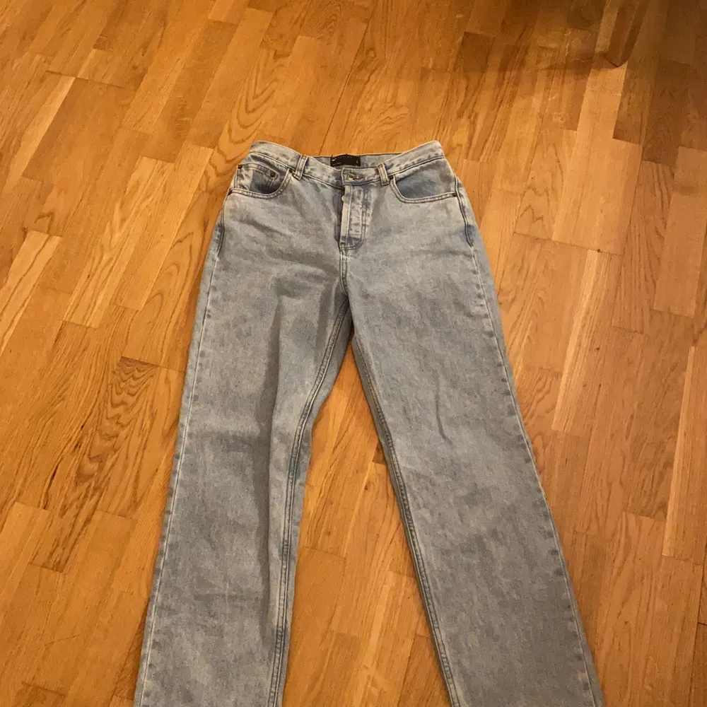 Säljer dessa ass snygga jeans pga för stora. Har bara testat de så de är i bra skick strl:38. Dessa är inte för långa eller för korta passar perfekt i lengden speciellt för mig som har svår att hitta jeans som inte är för långa. Jag är 159cm. Säljs snabbt på hemsidan.. Jeans & Byxor.