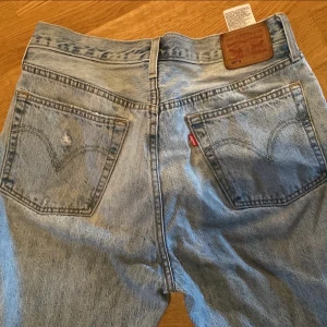 Levi’s Jeans - Köpta på Carlings för några år sedan, sitter jättesnyggt men för små för mig nu. Hög midja lite ripped.